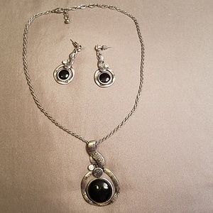Necklace & earring set
